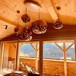 Luxury Family With Extraordinary Mountain Views בקתה Trin
